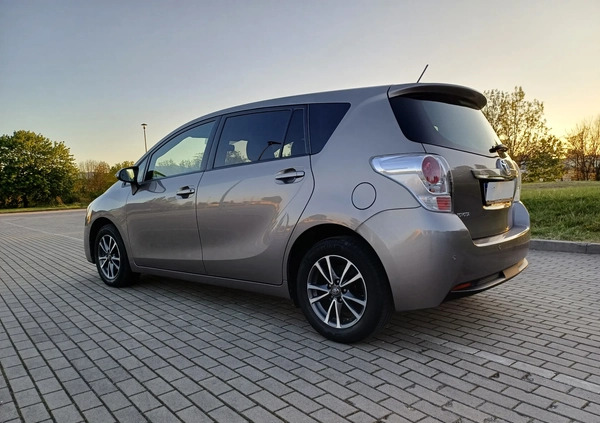 Toyota Verso cena 29900 przebieg: 230000, rok produkcji 2014 z Ostrów Lubelski małe 407